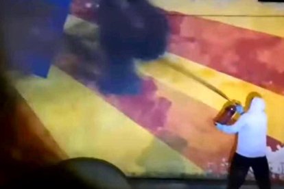 VÍDEO | Destrossen a Llardecans un mural independentista i la placa de la plaça 1 d'Octubre