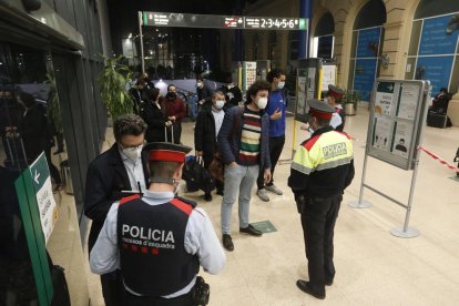 Policías solicitando la documentación a pasajeros que llegaron ayer por la tarde a Lleida en AVE.