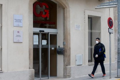 Acceso a la residencia de ancianos de Capellades en la que han muerto ya trece personas, ayer.