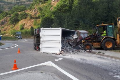 Vuelca un camión en la N-230 a la salida de Vielha hacia Francia 