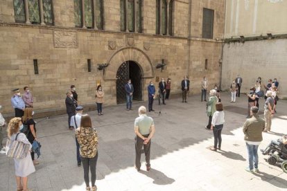 Minut de silencia a la plaça Paeria en record de les víctimes de la pandèmia