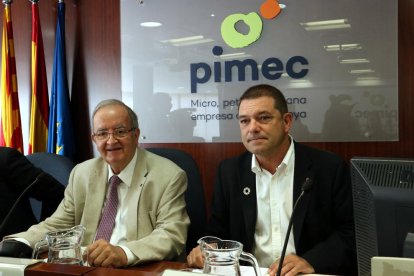 Josep Gonzàlez, y el secretario de Empresa de la Generalitat, Joaquim Ferrer, ayer en Barcelona.