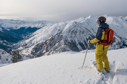 Un esquiador a Baqueira Beret.