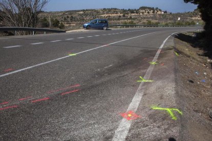 Vista del vehículo accidentado ayer al mediodía tras sufrir una espectacular salida de vía en la N-240 en Almacelles. 