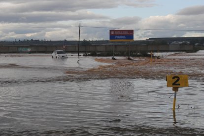 L’N-II al seu pas per Fondarella i el camí que connecta amb la ronda ponent, inundats.