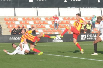 Pedro Martín, que alcanzó los 15 goles con el Lleida Esportiu esta temporada, se dispone a rematar a portería junto a su compañero César Soriano.