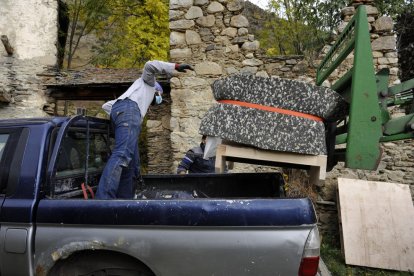 Traslado el pasado lunes de las dos pilas de piedra de la iglesia en ruinas de Àrreu a la de Borén.