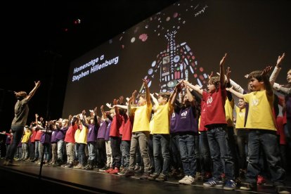 Un centenar de niños y niñas del Orfeó Lleidatà pusieron voz ayer a la clausura de Animac en el Teatre de la Llotja. 