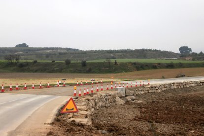 La nova plataforma a la carretera i que permetrà el pas de l’aigua en cas de noves riuades.