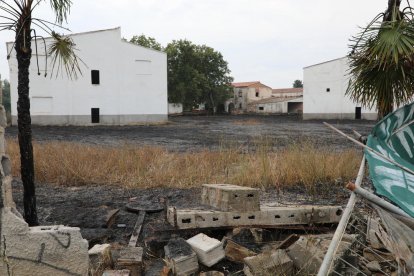 El fuego se originó en una finca del Camí Vell d’Albatàrrec. 