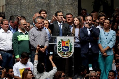 Guaidó va enviar ahir un missatge a l’Exèrcit perquè no es posi del costat de Maduro.