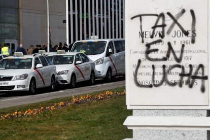 Desenes de taxis estacionats a les portes del recinte firal d’IFEMA, on se celebra Fitur.