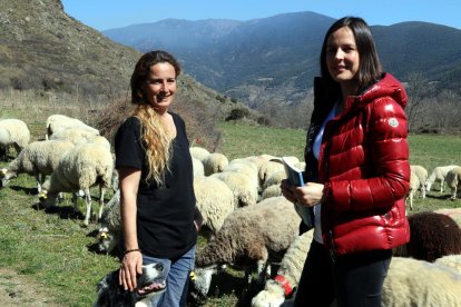 La pastora Anna Plana i l’autora de la novel·la, Laura Gordó.