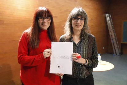 La directora, Mireia Teixidó, i la regidora Sandra Castro.