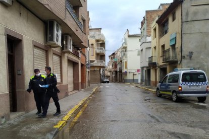 L’ajuntament de Torres de Segre reparteix mascaretes entre els veïns que més les necessiten.