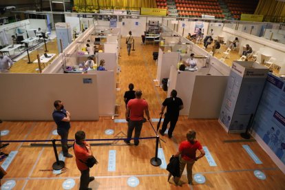 Personas que acudieron ayer por la tarde al pabellón Onze de Setembre para vacunarse.