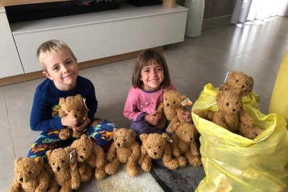 NIños del Joan XXIII con los osos de peluche solidarios. 