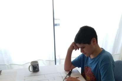 Un estudiante de ciclo superior dibuja el plano de su casa. 