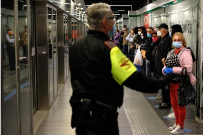 Un empleado controla que se mantenga la distancia en Roma.