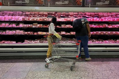 Clientes de un supermercado, en una imagen de archivo.