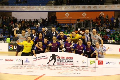 El Barça Lassa celebra la consecució de la seua vint-i-tresena Copa del Rei, ahir a Reus.