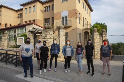 Mares d’alumnes de sisè de Primària de l’escola Jacint Verdaguer de Tàrrega que demanen assistir a l’acte de final de cicle dels seus fills.