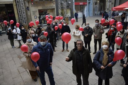 La plaça Paeria de Lleida va ser ahir l’epicentre de la celebració del Dia Mundial contra la Sida.