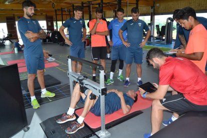 Los jugadores del Lleida se sometieron ayer a varios exámenes físicos en el Marbella Football Center.