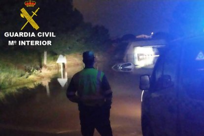 La Guardia Civil durante el rescate de tres personas en Sagunto.