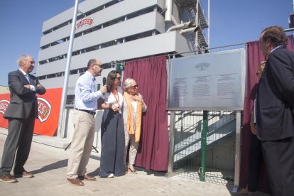 Reyes Viladomiu, viuda de Ramon Pont, y sus cuatro hijos, descubrieron la placa de la nueva extractora.