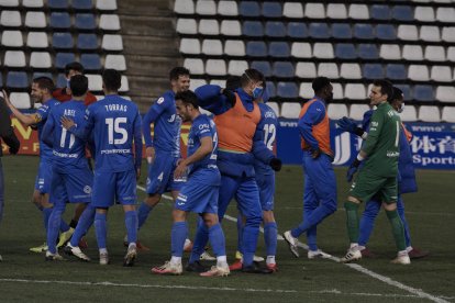 Jugadors del Lleida celebren el triomf contra el Badalona.