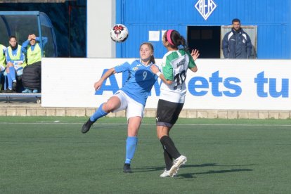 Júlia Miró trata de superar a Sonia por su banda, ayer en el partido.