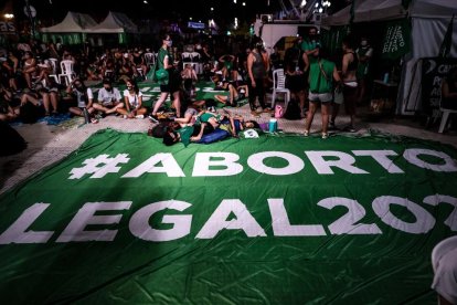 Manifestantes acampados a las puertas del Congreso argentino, a la espera de la votación en el Senado de la legalización del aborto.