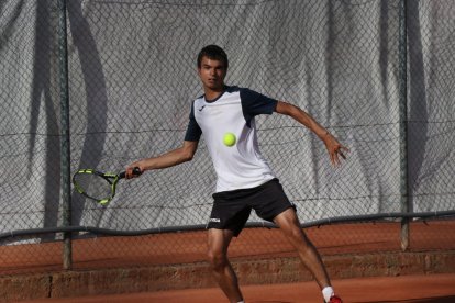 Emili Elias durante el partido de ayer ante Sergio Tintoré.