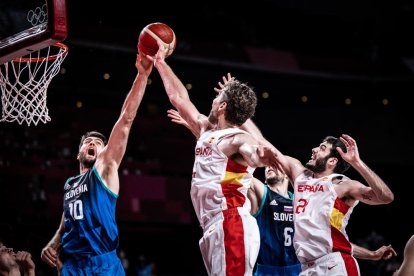 Pau Gasol y Tobey intentan capturar un rebote durante el partido de ayer.