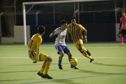 Roger Canadell va aconseguir dos gols davant del Sant Just, però no n’hi va haver prou per evitar l’empat visitant al minut 95.