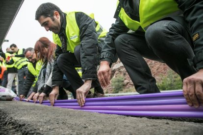 El conseller Jordi Puigneró, durant una visita a les obres del desplegament de fibra òptica a Cercs (Berguedà)