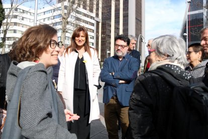 Eulàlia Reguant acompañada por Laura Borràs antes de declarar ante el juez por desobediencia.