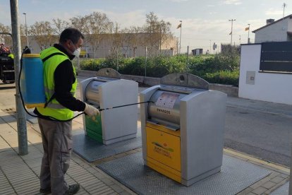 Desinfecció de contenidors al Palau d’Anglesola.