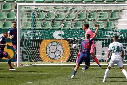 Llorente celebra el gol que va donar la victòria a l’Atlètic, ahir a Elx.