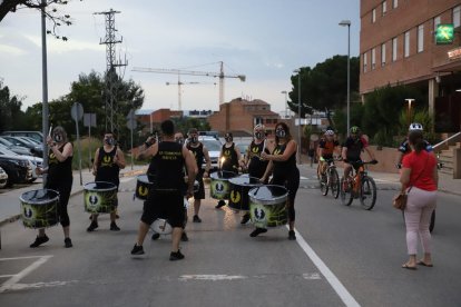 Una batucada i un ball de capgrossos van iniciar ahir l’agenda festiva del barri del Secà de Lleida.