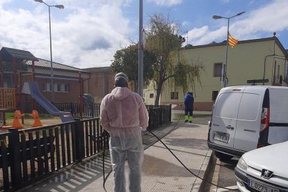 Imagen de la desinfección de un parque infantil en Vilanova de Segrià.