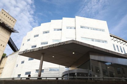 Entrada a la Audiencia de Lleida, donde se celebrará el juicio. 