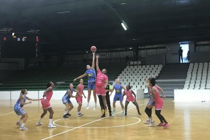 El salt inicial del partit entre el Tolosa i el Cadí la Seu.