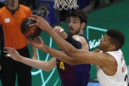 El blaugrana Ante Tomic i el madridista Walter Tavares disputen una pilota.