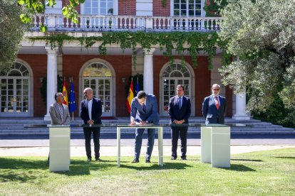 Pedro Sánchez firma el pacte de les pensions davant de la mirada dels líders sindicals i empresarials.