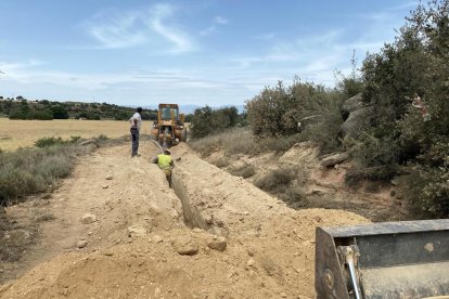 La instal·lació ahir de la nova conducció entre Mont-roig i Castellnou d’Ossó.