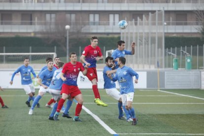 Un jugador del Torrefarrera salta ante la defensa del Alcarràs en un saque de esquina.