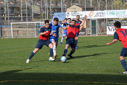 Dos jugadors de l’Ivars intenten treure la possessió de la pilota a un de la Seu.