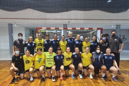 Els equips sèniors femenins d’Associació i Pardinyes, dilluns passat abans de l’entrenament.